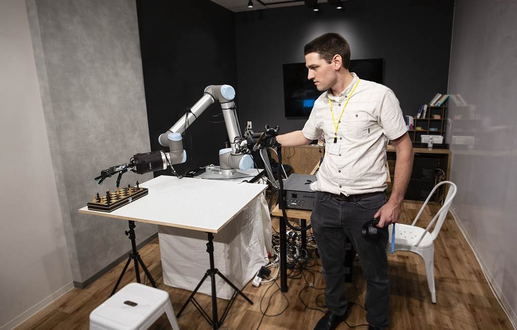 World first's Haptic Robot that can transmit touch 1